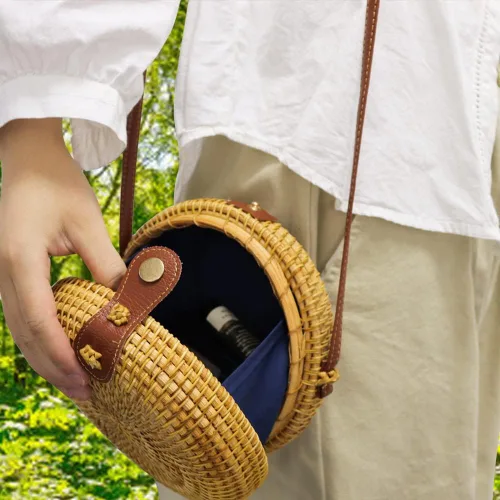 Vista 5 de WYBG Bolso de ratán bohemio tejido a mano con correa de cuero bolso de mimbre tejido redondo elegante para mujer bolso de hombro Bali Ata tejido