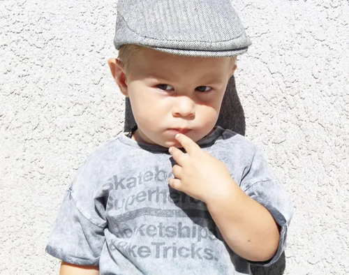Vista 102 de Born to Love Gorro de conductor a rayas para niños pequeños