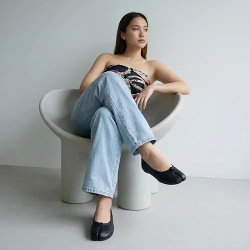 Vista 5 de CUSHIONAIRE Maki Tabi - Zapatos planos para mujer, con puntera dividida, suela flexible y plantilla acolchada Negro