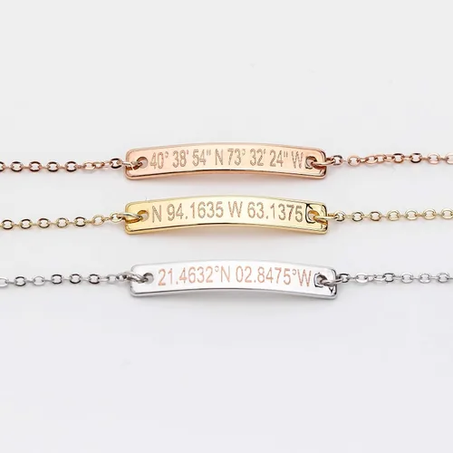 Vista 5 de Petite Boutique Pulseras de barra de identificación personalizadas con nombre de coordenadas para mujer, base chapada en plata