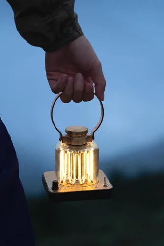 Vista 3 de Barebones Linterna de torre de bloque: linterna LED recargable con brillo ajustable, modo de parpadeo de vela, acabado de latón y cobre, luz