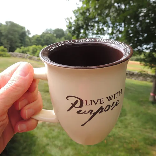 Vista 2 de Abbey and CA Gift - Taza de cerámica con versículo bíblico con tapa y posavasos, 14 onzas, con texto en inglés "Live with Purpose
