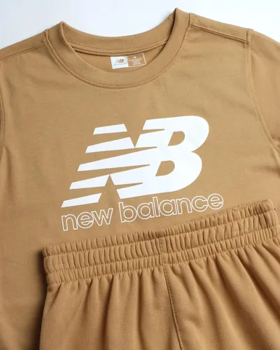 Vista 2 de New Balance Conjunto deportivo deportivo de 2 piezas para niños de manga corta y pantalones deportivos (8-20)