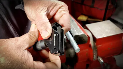 Vista 3 de Powerbuilt Herramienta Universal de Reparación de Roscas 5/32" - 3/4" SAE / 4-19mm Métrico, Herramienta para Reparar Roscas Dañadas - 643030ECE