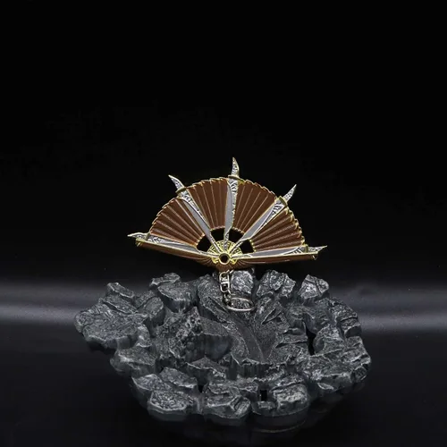 Vista 3 de crafthand Llavero de metal Loba Heirloom Mini Fan Metal Colgante Figura Decoración de Escritorio Mochila Colgante Suministros de Fiesta Regalo, Oro