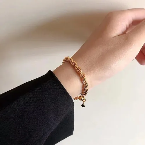 Vista 4 de Caenyo Pulseras de oro para mujer, chapadas en oro de 14 quilates, pulseras de espiga cubanas en capas, pulsera ajustable de cadena de perlas