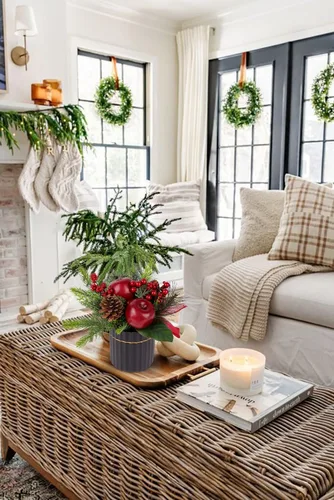 Vista 4 de Mini árbol de Navidad, árbol de Navidad artificial en maceta con manzanas, piñas, bayas, cinta, pequeños arreglos florales navideños de mesa