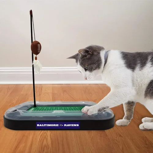 Vista 6 de Pets First NFL BALTIMORE RAVENS Rascador de Campo de Fútbol para Gatos con Juguete de Peluche de FÚTBOL Relleno de Hierba Gatera y Juguete Colgante