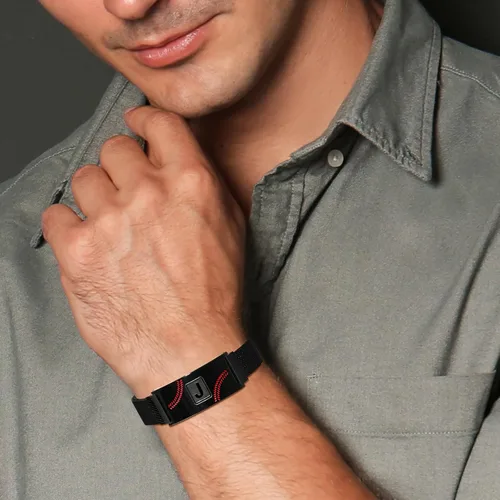 Vista 2 de Fervia Regalos de graduación de Pascua para hombres, pulsera con inicial de béisbol, color negro, plateado, dorado, acero inoxidable, pulseras