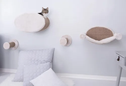 Vista 3 de TRIXIE Juego de salón para gatos montado en la pared con hamaca y condominio - Estante de escalada con condominio de felpa y escalón de sisal