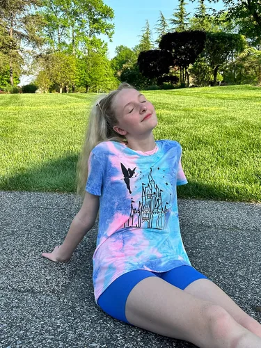 Vista 4 de Camisa Mágica para Mujer, Playera del Reino Mágico, Playera de Vacaciones Familiares, Camiseta del Castillo, Cree en la Magia, Tops para Viaje