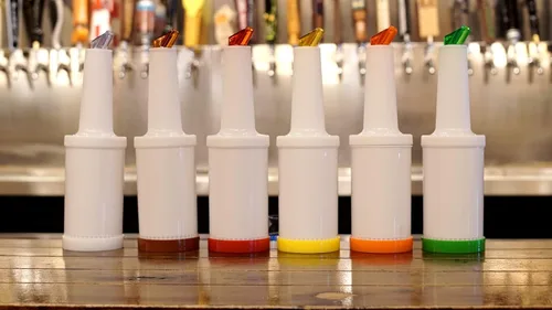 Vista 3 de Winco Flow-N-Stow - Juego de 6 botellas para jugo de frutas y licor de 1 cuarto de galón (32 onzas)