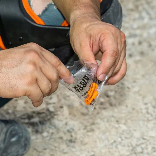 Vista 10 de Klein Tools 6054050 Tapones de espuma para los oídos, 33dB NRR, naranja, con caja dispensadora, para construcción, ruido fuerte y trabajo, 50 pares