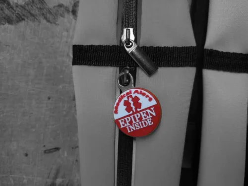 Vista 5 de EpiPen - Cinturón con etiqueta de alerta médica - Riñonera para autoinyector e inhalador de epinefrina - Bolsa ajustable para niños y adultos - Uso