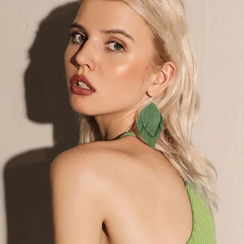 Vista 4 de Aretes colgantes hechos a mano, de piel auténtica, con flecos, de doble pluma, de color ligero, de poliuretano, para mujeres y niñas, joyería de moda