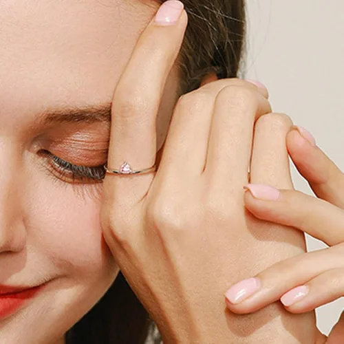 Vista 2 de Juego de anillos para mujer, anillo de novia simple con forma de triángulo rosa, morganita, oro amarillo