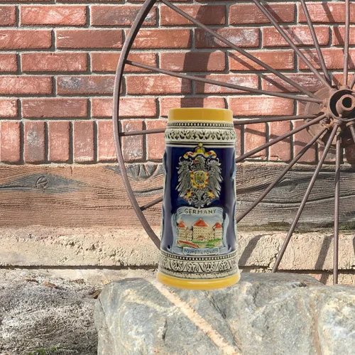 Vista 2 de Essence of Europe Gifts 0,65 litros OktoberfestHaus Castillos y ciudades de Alemania Cerveza Stein Tankard Cerámica Alemana Regalos para Hombres