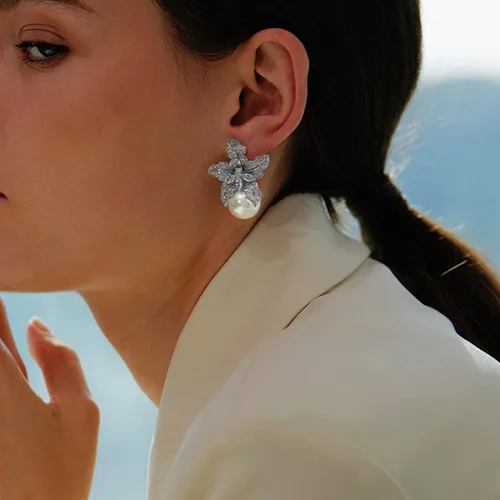 Vista 6 de Aretes de perlas redondas grandes con circonita cúbica para ceremonia de boda, accesorios elegantes