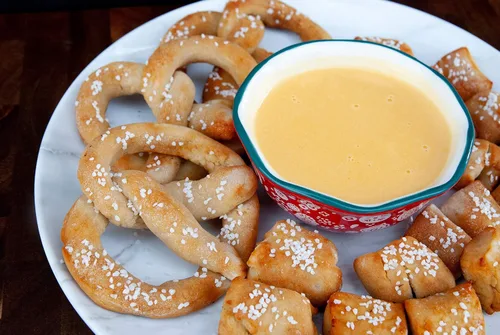 Vista 3 de Mom's Place Gluten Free Pretzels suaves con mezcla de sal marina, kit de preparación de pretzel suave, 1 paquete, fácil de fabricar, 24 porciones