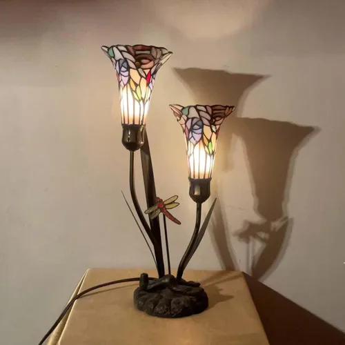 Vista 7 de Bieye L10620 - Lámpara de mesa Tiffany con acento de vidrio teñido estilo Tiffany con flores de lirio y libélula, de 19 pulgadas de altura
