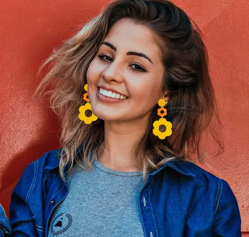 Vista 2 de Aretes acrílicos de flores para mujer, aretes colgantes de doble margarita, aretes florales de flores de resina para mujer, aretes Y2K de flores