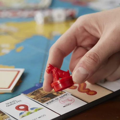 Vista 8 de Hasbro Gaming Monopoly Travel World Tour Juego de mesa de estrategia para familias y niños, juego clásico con giro geográfico, incluye tablero