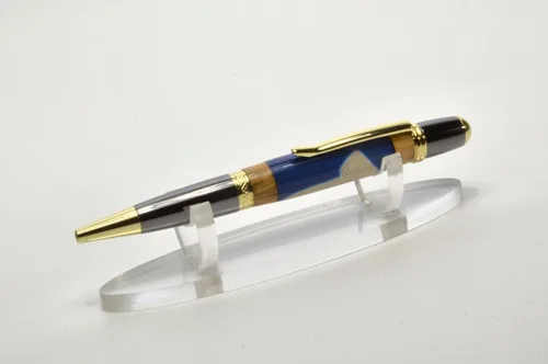 Vista 9 de Mickey Mantle Twist Pen titanio negro y titanio dorado está hecho con madera de los asientos de madera del Yankee Stadium y una muestra de un juego