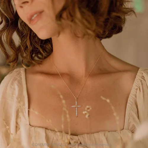 Vista 4 de Dremmy Studios Collar con colgante de cruz para mujer y hombre, chapado en oro