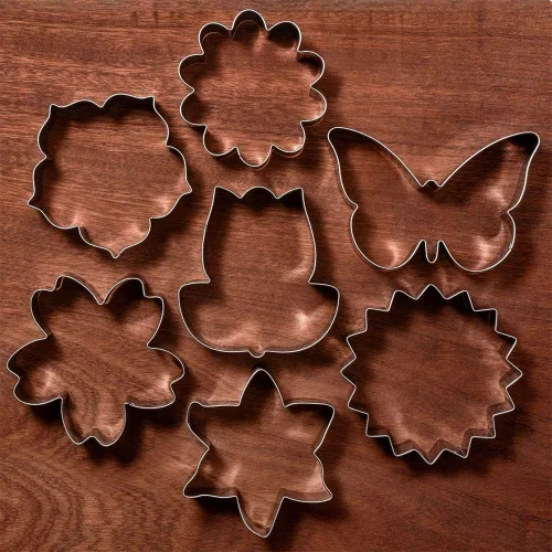 Vista 5 de LILIAO Juego de cortadores de galletas de flores, 7 piezas, diseño de lirio, margarita, girasol, flores de cerezo, tulipán, flores kapok y galletas