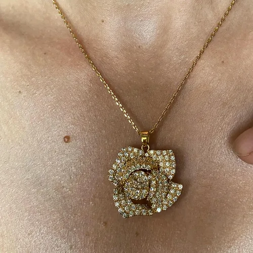 Vista 2 de Collar de diamantes de imitación, diseño de famosos camellia
