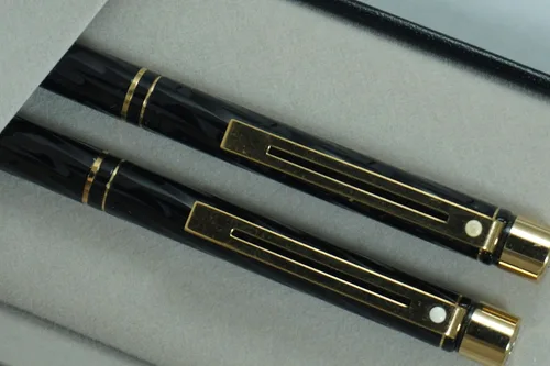 Vista 5 de Sheaffer Hecho en los Estados Unidos Signature Targa Spiral Black Lacquer Barrel con anillos de oro Signature Targa Center y bolígrafo de oro de 22