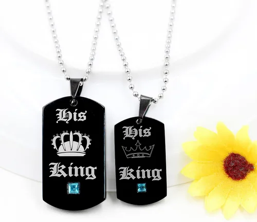 Vista 4 de Uloveido Juego de 2 collares de titanio con placa de identificación de orgullo gay o lesbiana para su rey y su reina SN125 (negro, dorado)