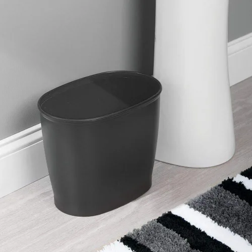 Vista 2 de mDesign - Papelera ovalada de plástico, moderna y de tamaño conveniente, para baño, cocina, cuarto de servicio, hogar, oficina, dormitorios. Negro