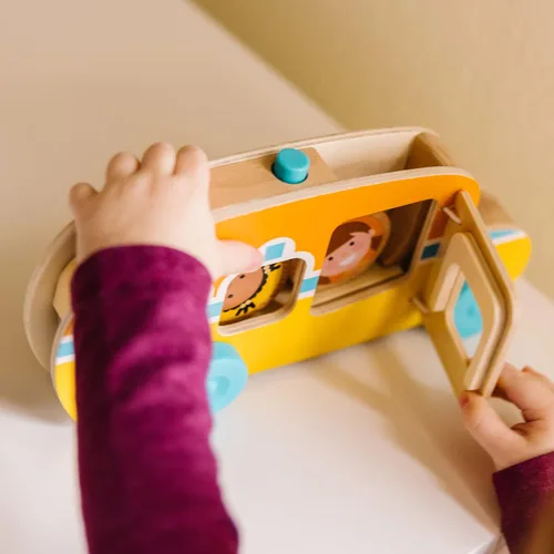 Vista 9 de Melissa & Doug GO Tots Autobús de madera Roll & Ride con 3 discos, juguetes de autobús escolar para bebés y niños pequeños