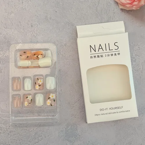 Vista 4 de Lindas uñas a presión de flores, color blanco leche, cuadradas, flores pequeñas, acrílicas, primavera/verano, puntas florales, uñas artificiales