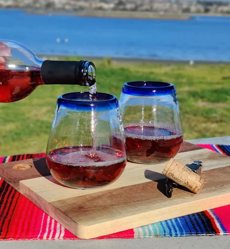Vista 4 de Dos Sueños Copas de vino mexicanas sopladas a mano, juego de 6 vasos con bordes azul cobalto (15 onzas)