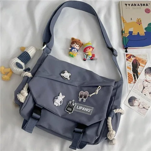 Vista 9 de Inshere Bolso cruzado estético con bonitos pines y adornos, bolsa de mensajero casual para el hombro, bolsa japonesa Kawaii para mujeres y hombres