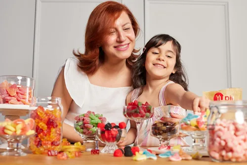 Vista 2 de Yupik Caramelos de cereza ácida, 2.2 libras (35.2 onzas), bolas con sabor a cereza, dulce y agrio, gomitas rojas masticables, golosinas divertidas