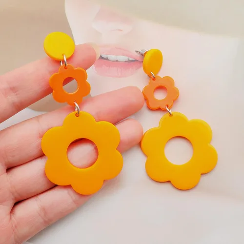 Vista 4 de Aretes acrílicos de flores para mujer, aretes colgantes de doble margarita, aretes florales de flores de resina para mujer, aretes Y2K de flores