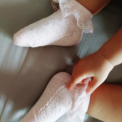 Vista 2 de DRESHOW Calcetines de bebé para niñas con ojales y volantes de encaje, calcetines de vestir para recién nacidosbebésniños pequeñosniños para niña