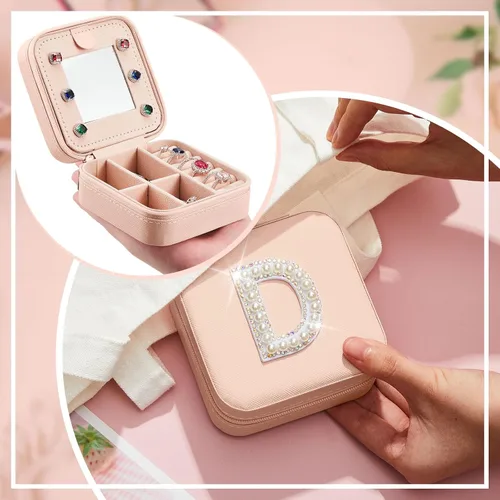 Vista 5 de Sweetude Joyero de viaje con inicial, mini organizador de joyas rosa con espejo, anillo de viaje, aretes, soporte de joyería para mujeres, niñas
