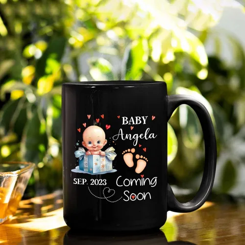 Vista 3 de Baby Coming Soon - Taza de café negra de 11 onzas y 15 onzas, taza de café personalizada para papá con nombre, taza de café de cerámica con anuncio