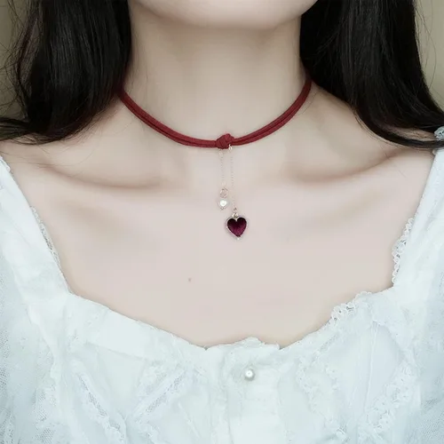 Vista 2 de YienDoo Gargantilla gótica de terciopelo con corazón rojo, gargantilla con colgante de corazón de amor rojo, collar con colgante de perlas punk