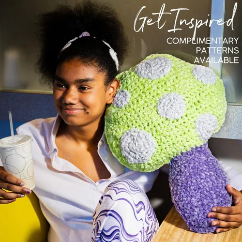 Vista 4 de Lion Brand Yarn Chenilla Resplandeciente DIY, Hilo Grueso, Glow Worm, 1 Paquete