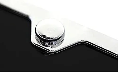 Vista 2 de Acrílico negro con logotipo Cadillac Classic, para placa de vehículo con bordes cromados Logotipo cromado en placa acrílica negra