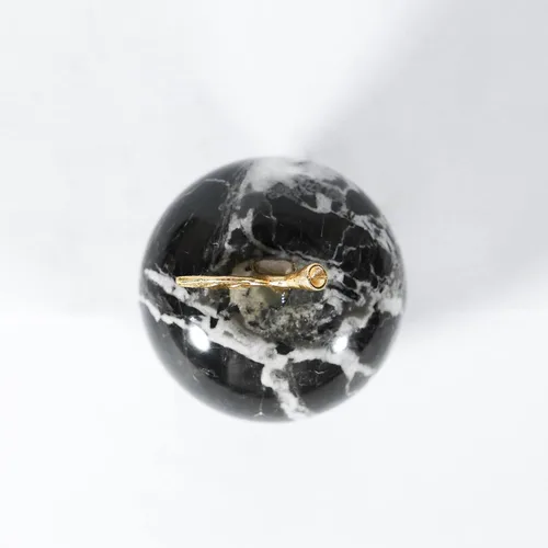 Vista 2 de Pisapapeles de manzana de cristal, adorno de escritorio de mármol cebra negra, regalo único de manzana para profesores, manzana decorativa