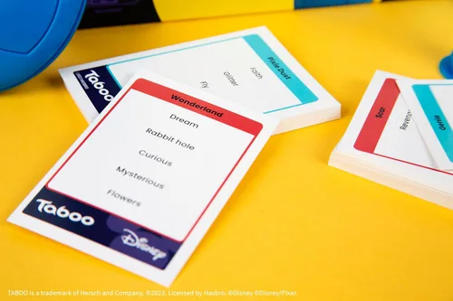 Vista 8 de Taboo: Edición Disney Juego de mesa de fiesta Juego temático de adivinar palabras en familia Mercancía oficialmente licenciada Juego para 2