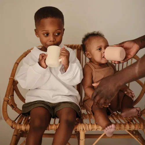 Vista 3 de Mushie - Taza de silicona 100% para bebé 6 meses+ (rosado)