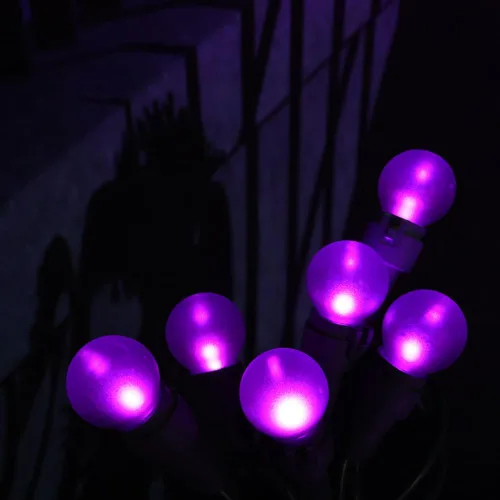 Vista 3 de Luces de Navidad Moradas G15 Luz de Globo en Cadena 50 LED 4.1m Enchufe Luces de Hadas Luces de Árbol de Halloween para Uso en Interiores y Púrpura
