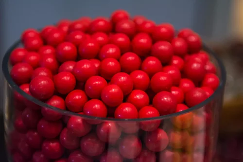 Vista 2 de Yupik Caramelos de cereza agria, 2.2 lb (35.2 oz), paquete de 6, bolas con sabor a cereza, dulces y ácidos, gomitas rojas masticables, dulces